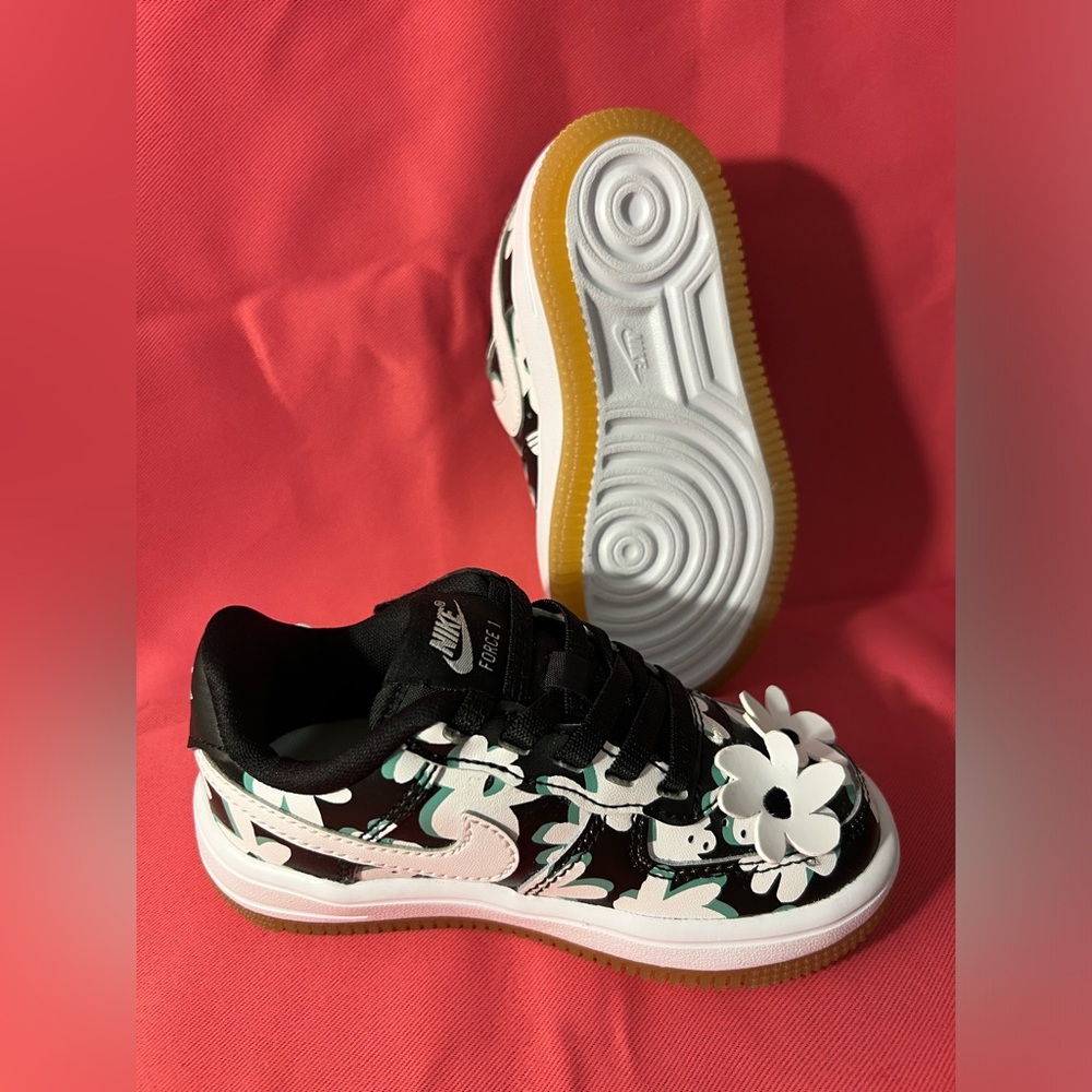 Nike Kids Floral Black and White Shoes - Picture 4 of 15